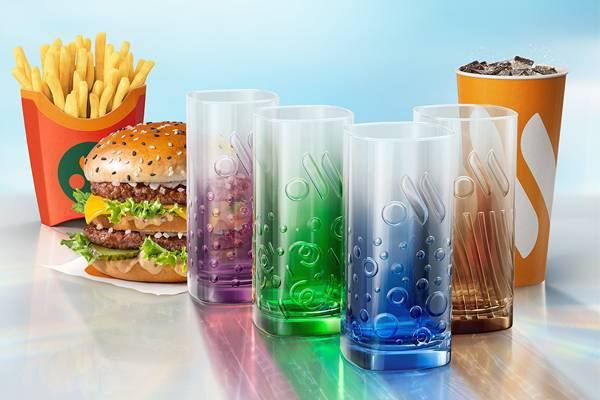 Во «Вкусно — и точка» будут раздавать фирменные цветные стаканы за 10 рублей при покупке комбо с 14 июля.