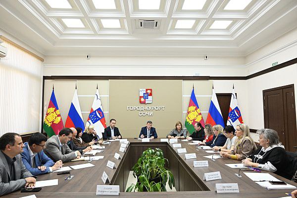 С начала года в сочинское отделение фонда Защитники Отечества поступило более 5500 обращений участников СВО и их семей Заседание межведомственной комиссии состоялось в администрации Сочи под председательством замглавы города Александра Митникова В совещании приняли участие руководители структурных подразделений мэрии и представители сочинского отделения госфонда Защитники Отечества Обсудили вопросы координации и оказания помощи семьям участников СВО С этого года под опекой фонда также семьи без вести пропавших Его сотрудники оказывают содействие в получении выплат МО РФ адаптации мест проживания к потребностям участников СВО получивших инвалидность а также помогают получить удостоверения ветеранов боевых действий сотрудникам частных военных компаний В Сочи действуют 12 муниципальных мер социальной поддержки Особое внимание уделяется семьям с детьми Мы в МАХ