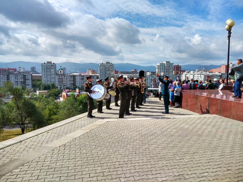 Опубликована программа празднования 95-летия Воздушно-десантных войск в Красноярске В этом году Воздушно-десантные войска России отмечают юбилей – 95 лет со дня основания. В Красноярске основные праздничные мероприятия пройдут в парке 400-летия города, рассказали в мэрии. Утро начнется с торжественной церемонии: в 10:00 у памятника воинам-интернационалистам состоится возложение цветов и венков. А с 14:30 до 16:30 в парке продолжится праздничная программа. Гостей ждут активные игры, включая перетягивание каната, лазертаг, армрестлинг, гиревой спорт и традиционные забавы вроде «палки-банки». Для желающих будут организованы тематические зоны, где можно собрать карту России, разобрать и собрать автомат, расписать памятные значки «ВДВ 95 лет», сконструировать самолет, а также познакомиться с выставкой оружия. Также запланированы показательные выступления: федерация «Ушу» и воспитанники центра «Патриот» продемонстрируют армейский рукопашный бой. В 15:00 начнется праздничный концерт с участием ансамбля народной песни «Красный Яр» и красноярских исполнителей Александра Лисняка и Алексея Орлова. Фото: архив Gornovosti