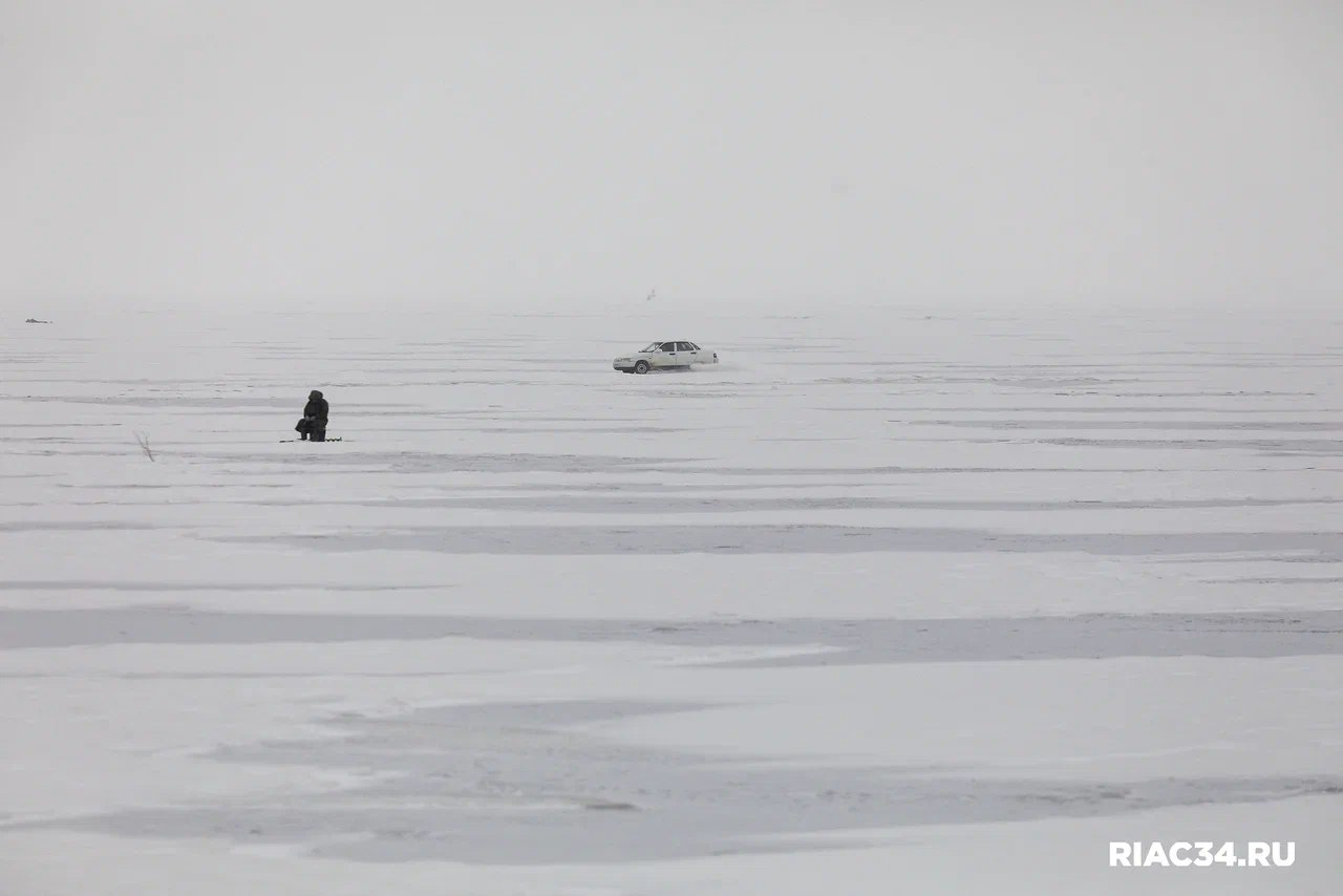 Волгоградских рыбаков в заглохшей на морозе машине спасали всем Калачёвским районом Как рассказали сами рыбаки в одном из тематических ВК сообществ улов не радовал Но как оказалось это была не самая большая неприятность в тот день выйдя со льда под калачёвским мостом попытались завести машину а она не заводится Сел аккумулятор Первым пришёл на помощь проезжавший мимо молодой человек Нужных проводов для подзарядки у него не оказалось но доброе сердце всегда с собой он дотащил на тросе заглохшую машину до местного поста ДПС Сотрудники ДПС Калачёвского поста дежурившие в тот день тоже не остались равнодушными пустили рыбаков погреться А силами автолюбителей ещё четырёх проезжавших машин мёртвый аккумулятор всё таки оживили Уже в Калаче на Дону рыбаков пустил в гараж и напоил чаем недавно перебравшийся в город воинской славы местный житель Дмитрий И пусть рыбалка не задалась и нервишки пошаливают зато уверенность что мир не без добрых людей стала крепче самого крепкого льда