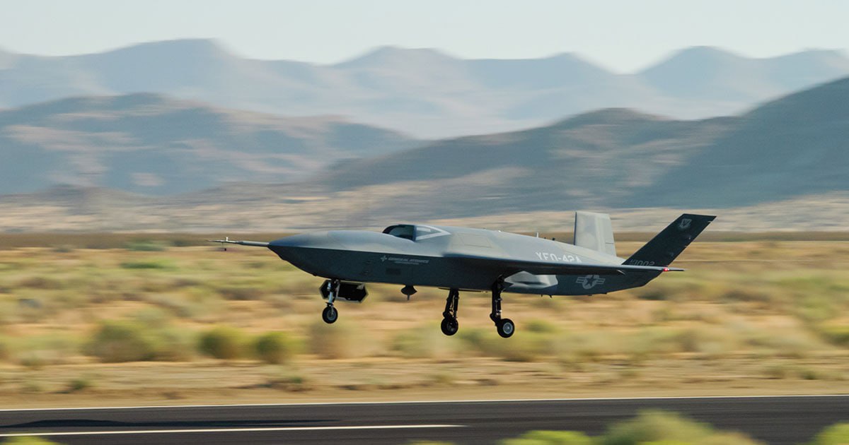 Первый полет совершил дрон ведомый YFQ 42A 27 августа 2025 г в США совершил первый полет дрон ведомый YFQ 42A разработанный и созданный компанией General Atomics Aeronautical Systems Inc GA ASI Дрон приступил к выполнению программы летных испытаний совместно с ВВС США В апреле 2024 года ВВС США выбрали компанию GA ASI для создания и эксплуатации боевого дрона ведомого Collaborative Combat Aircraft CCA В марте ВВС США присвоили самолёту обозначение YFQ 42A где буква Y обозначает серийный образец буква Y будет исключена после начала производства F истребитель а Q беспилотный летательный аппарат Фото GA ASI  Подписывайтесь на НОЗС