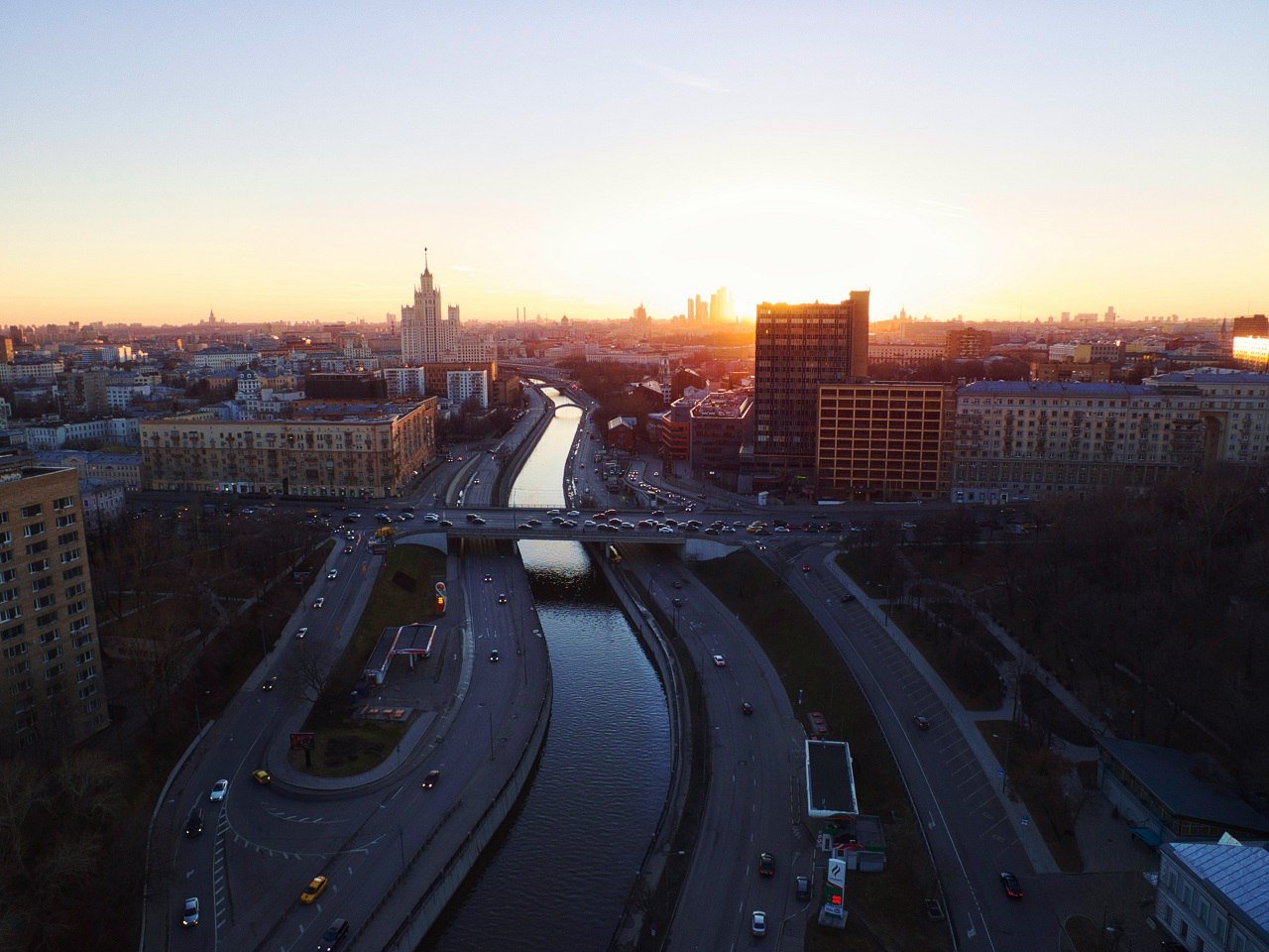 Готовы доплатить: большинство москвичей предпочли бы купить квартиру в новостройке с видом на воду   Более 75% москвичей предпочли бы купить квартиру в новостройке с видом на воду. Более половины респондентов готовы доплатить за квартиру ради красивого вида из окна именно на воду. 33% опрошенных рассматривают возможность доплаты сверху до 10%, а 24% – дополнительные 20% от стоимости недвижимости.   При этом для 70% участников опроса при выборе объекта недвижимости ключевой характеристикой остается транспортная доступность. Около 60% опрошенных считают важными такие показатели, как качественное благоустройство примодовой территории, наличие парков и зеленых зон в пешей доступности, насыщенная социальная и коммерческая инфраструктура района, а также красивый вид из окна квартиры.