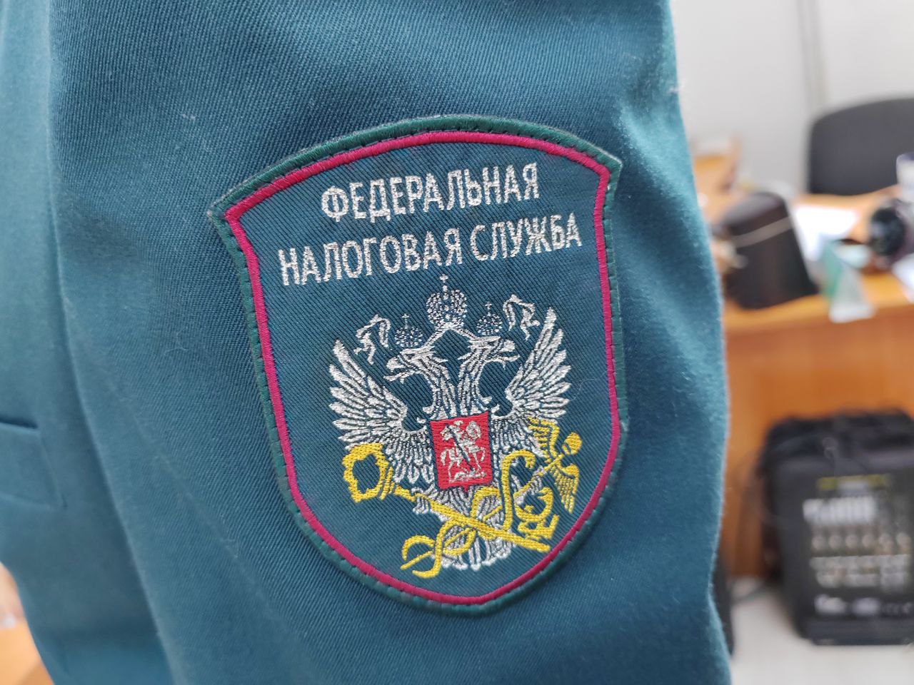 Назван размер пени за неуплату налога в Бурятии Размер пени для россиян за просрочку уплаты налогов в этом году составит 55 копеек ежедневно за каждые 100 рублей просрочки Всем были направлены налоговые уведомления которые можно найти в личном кабинете на сайте налоговой службы в специальном приложении Налоги физлиц либо на портале госуслуг Отсутствие полученного уведомления не снимает обязанность по уплате налога При несвоевременной оплате предусмотрена ежедневная пеня за каждый просроченный день Имущественные налоги за 2024 год надо уплатить не позднее 1 декабря иначе уже со 2 декабря будут начисляться пени предупреждают в ФНС Фото Новая Бурятия