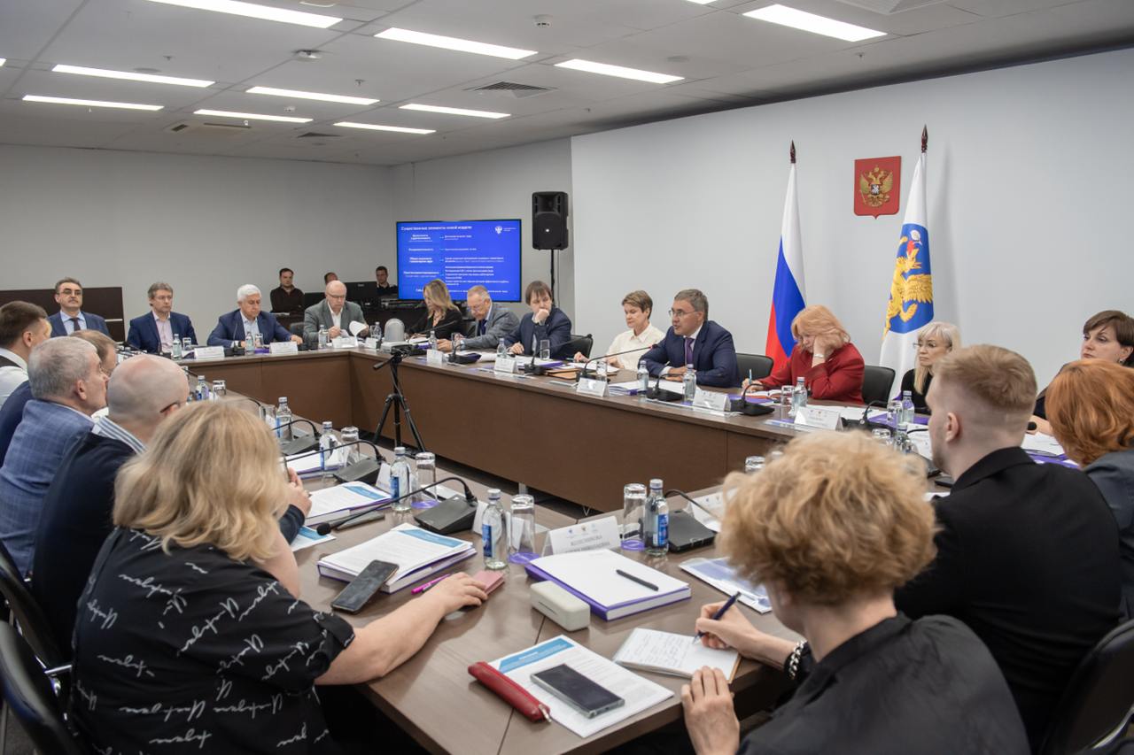 Валерий Фальков провел экспертную сессию, посвященную обсуждению нормативных подходов к новой модели высшего образования В мероприятии, которое прошло в Научно-технологическом университете «Сириус», приняли участие представители законодательной и исполнительной власти, университетского и академического сообщества, общественных организаций. Темой обсуждения стал проект изменений в закон «Об образовании в Российской Федерации». Ранее Президент Владимир Путин поручил «подготовить предложения по внесению в законодательство Российской Федерации изменений в части, касающейся совершенствования системы уровней высшего образования». В своем выступлении Министр обозначил ключевые изменения в системе высшего образования: Вводится единый уровень – высшее образование новая модель обеспечит подготовку полноценных специалистов в один такт . Срок получения образования должен быть достаточным для завершенной подготовки. Для большинства ключевых специальностей – инженеров, врачей, учителей – срок обучения составит 5 лет. Будут и более короткие 4-летние программы, например для сферы туризма и индустрии гостеприимства. 6-летнее образование будет предусмотрено по более сложным наукоемким видам деятельности. Планируется обновить государственные образовательные стандарты. В их основе будет единое ядро, состоящее из социогуманитарной и фундаментальной частей. Принципы, которые положены в разработку стандартов, – это обязательное увеличение практической подготовки и гибкость, то есть возможность подстраивать образование на старших курсах под потребности рынка труда, работодателя и конкретного студента. Важной частью новой модели должна стать более тесная связь высшего образования с системой среднего профессионального образования. В составе федеральных учебно-методических объединений должно быть не менее половины работодателей, которые будут транслировать ожидания от системы высшего образования. Магистратура будет сосредоточена в вузах и научных институтах, где для этого есть соответствующие кадры и учебно-материальная база. Минобрнауки вместе с университетами и работодателями разрабатывает новый перечень специальностей, отвечающий современным вызовам. Подробнее на сайте.