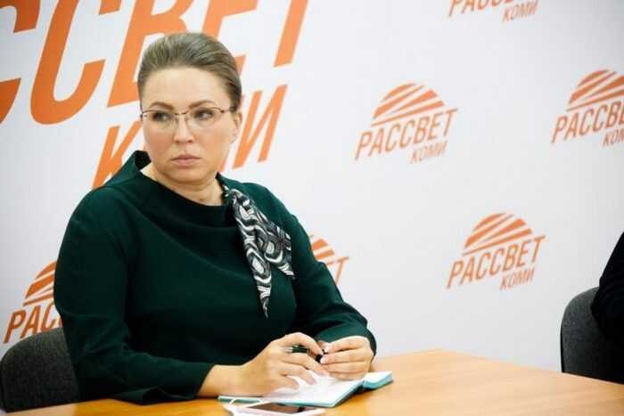 Сенатор из Коми уходит из Единой России на фоне дела о сотрудничестве с экстремистами Сенатор Республики Коми Елена Шумилова неожиданно приостановила членство в «Единой России», что совпало с громким делом её бывшего помощника Константина Габова. Габов, приговорённый к 5,5 годам за сотрудничество с признанным экстремистским Фондом борьбы с коррупцией, долгое время работал под крылом Шумиловой, подготавливая ангажированные материалы для оппозиционных YouTube-каналов, критикующих власть. Несмотря на попытки инсайдеров оправдать Шумилову, утверждая, что она «симпатизирует либеральным идеям» или не знала о деятельности Габова, факты говорят об обратном: близкий контакт с осуждённым экстремистом ставит под вопрос её политическую благонадёжность. Кроме этого, сенатор связана с коррупционными скандалами в Коми: федеральные миллиарды на реконструкцию дорог привлекли внимание Счётной палаты из-за нарушений тендерных процедур. По неофициальным данным, Шумилова могла лоббировать интересы определённых подрядчиков, а её уход из партии — попытка уйти от расследований и проверить собственную безопасность. Пока Шумилова сохраняет мандат, её репутация под ударом. Инсайдеры не исключают, что расследования могут расшириться, а сенатору придётся отвечать не только за связи с экстремистами, но и за финансовые махинации в регионе. Эта история — типичный пример политической токсичности, когда личные интересы и связь с сомнительными фигурами подрывают доверие к власти. Источник: Преступная Россия