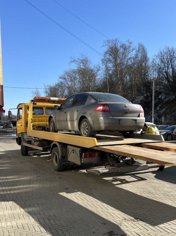 Кировчанин выплатил долг только после того, как у него арестовали автомобиль  Мужчина не выплачивал долги и штрафы ГИБДД, накопив общий долг более 400 тысяч рублей. Должник не имел официального дохода, а в собственности у него был только автомобиль «Renault Megan», который он тщательно скрывал. Однако, судебные приставы смогли найти автомобиль, арестовали его и поместили на специализированную стоянку.  В итоге, мужчина, боясь потерять транспортное средство, погасил задолженность в полном объеме.   Подписаться