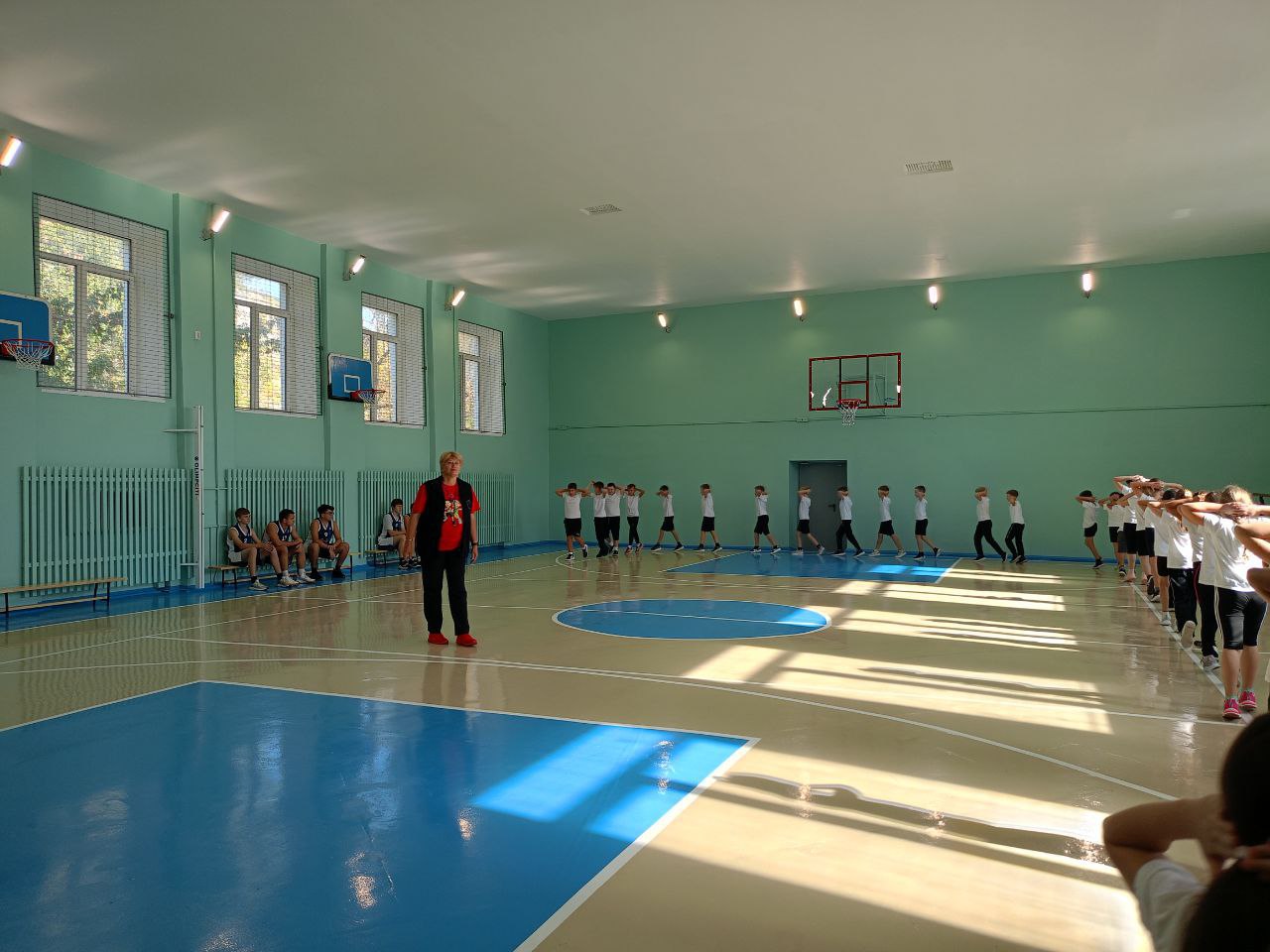 В лицее 32 Костромы завершён капитальный ремонт спортзала Там обновили пол потолок и стены установили противопожарные двери и сетки на окнах заменили проводку и освещение отремонтировали раздевалки и коридоры Также закупили новые спортивные снаряды и оборудование Теперь школьные команды по баскетболу и волейболу смогут тренироваться в более комфортных условиях проводить спартакиады и турниры В октябре в лицее откроются новые секции триатлона для учеников 4 х и 7 х классов и фитнеса для родителей и педагогов Для занятий уже приобретены велотренажёры