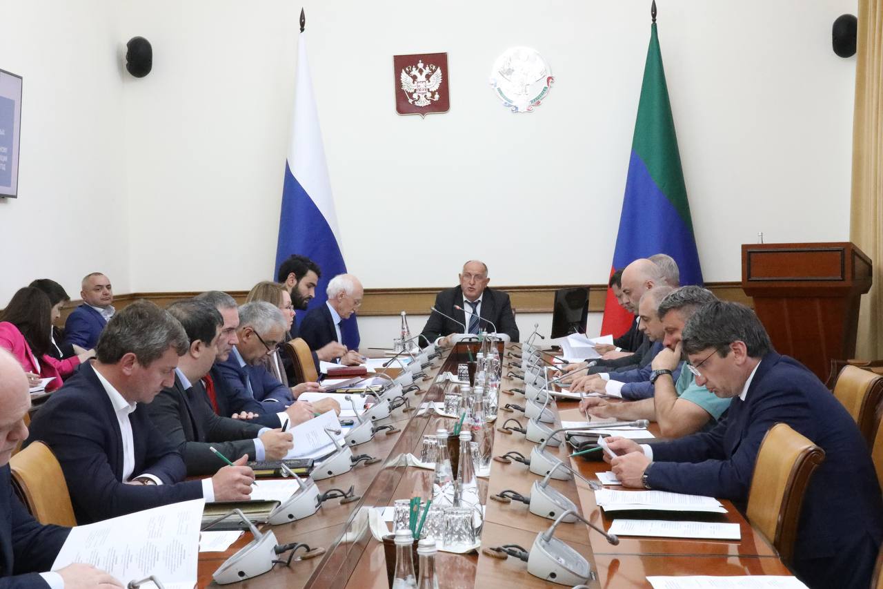 Прямо сейчас: Заседание Комиссии по противодействию незаконному обороту промышленной продукции в республики проходит под руководством Председателя Правительства Дагестана Абдулмуслима Абдулмуслимова. В заседании под руководством Председателя Правительства РД принимают участие представители Совета Безопасности РД, Россельхознадзора, УФНС по РД, Росздравнадзора, Роспотребнадзора, Дагестанской таможни, УЭБиПК МВД по Республике Дагестан и др. На повестке вопросы: О качестве и безопасности молочной и мясной продукции Об итогах мероприятий по противодействию незаконному обороту биологически активных добавок О ситуации и мерах в сфере противодействия незаконному обороту табачной и никотиносодержащей продукции О проводимых мероприятиях по выявлению и пресечению ввоза, производства и распространения нелегальной алкогольной и спиртосодержащей продукции на потребительском рынке РД О контроле и надзоре за оборотом лекарственных препаратов и медицинских изделий на территории Дагестана.