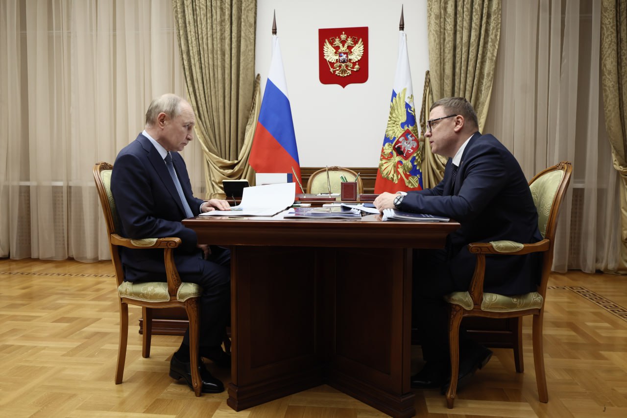 Глава Южного Урала доложил Владимиру Путину о ключевых проектах развития региона В ходе рабочего визита Владимира Путина в Магнитогорск и посещения различных объектов, глава государства заслушал доклад губернатора Челябинской области Алексея Текслера о социально-экономическом развитии Южного Урала и оказываемой помощи участникам СВО и членам их семей. Текслер акцентировал внимание, что в регионе действуют 34 региональных, 20 муниципальных мер поддержки бойцов, а всего с учетом федеральных – 140 мер. Запущена и реализуется программа «Герои Южного Урала», в настоящее время обучение проходят 60 ветеранов СВО. В планах расширение челябинского центра поддержки и реабилитации участников СВО с интеграцией объекта во все крупные города Южного Урала. Также среди ключевых проектов строительство центра адаптивных видов спорта. Помимо работы внутри региона, Челябинская область активно помогает в восстановлении инфраструктуры подшефных Ясиноватой, Волновахе и Авдеевке. Уже отремонтировано и построено заново 82 объекта, 38 сдадут в этом году. Еще одним важнейшим аспектом работы региона стала реализация национальных проектов на территории Южного Урала. В рамках развития системы здравоохранения построено 134 и отремонтировано 266 объектов. Полным ходом идет работа по строительству детского хирургического комплекса в Челябинске, а в Магнитогорске строится многопрофильный медицинский центр. Развивается система среднего профессионального образования. В течение 5 лет поострено 16 школ и 73 детских сада. Для поддержки молодых семей в регионе действует студенческий семейный капитал. Кстати, подобная программа единственная в России и позволяет обучающимся ребятам при рождении ребенка получить выплату до 1,04 млн рублей. В целях создания комфортных условий для студентов ведется работа по созданию межвузовского кампуса мирового уровня, активно развивается внутренний туризм. Подводя итог глава региона подчеркнул, что за последние пять лет валовой региональный продукт вырос с 1,5 трлн до 3 трлн рублей.