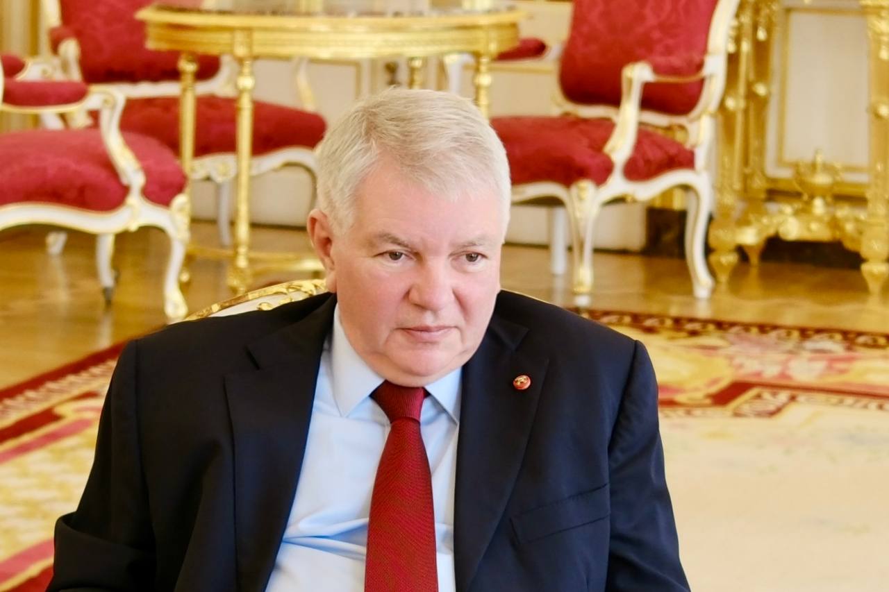 Посол России во Франции А Ю Мешков в комментарии информационному агентству ТАСС Все действия Франции и других стран Евросоюза после встречи в Анкоридже показывают незаинтересованность государств ЕС в поиске политического мирного решения украинского кризиса Говорить о какой либо восприимчивости европейцев к российской позиции пока нельзя