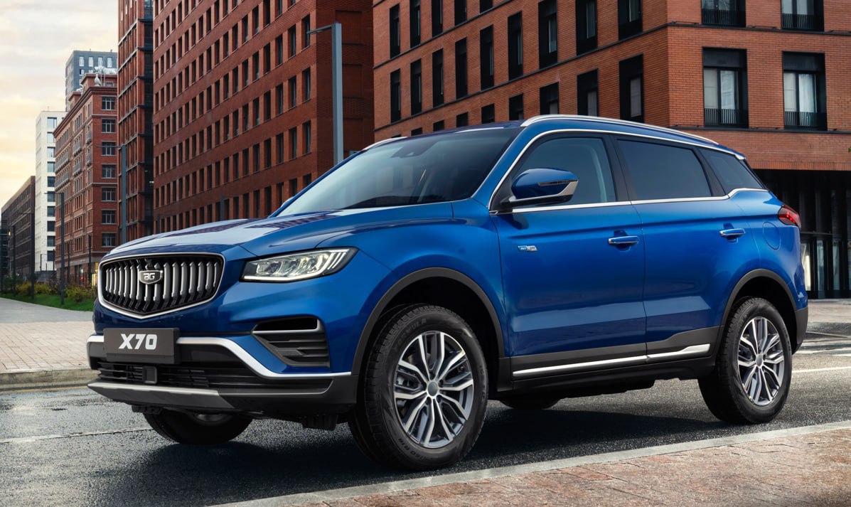 Кроссовер Belgee X70 обновленного образца с зубастой решеткой радиатора без хрома начали предлагать в полноприводной версии Машина оснащается 1 5 литровым бензиновыми турбомотором 150 л с 48 вольтовым стартер генератором 7 ступенчатым роботом полным приводом Цена в России от 2 670 990 рублей доступно 3 комплектации