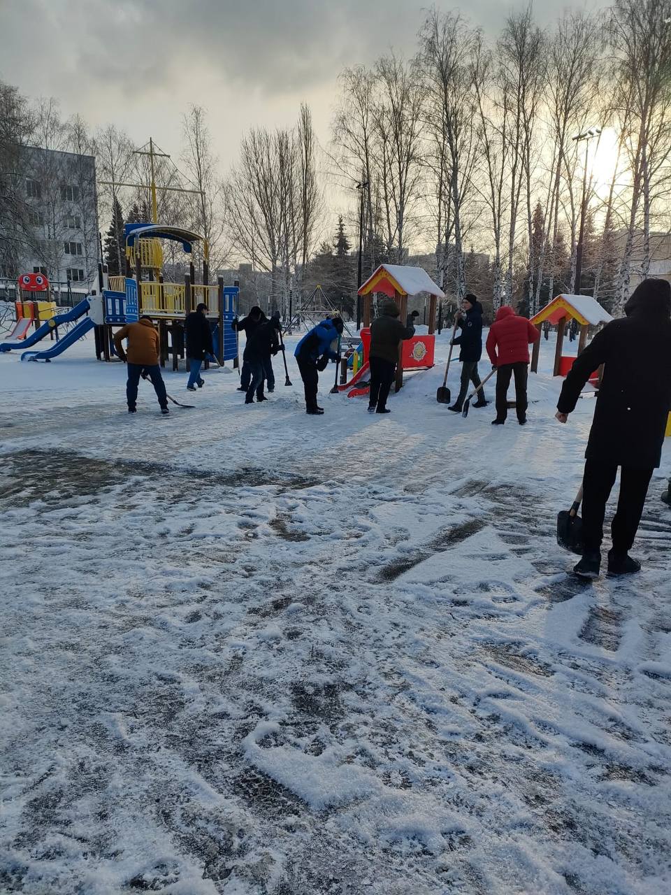 В Уфе чиновники вышли чистить улицы от снега и льда  В Калининском районе города на субботник вышли сотрудники местной администрации, а также представители бюджетных организаций - школ и детсадов.   По словам главы района Газизьяна Ахмедьянова, такие встречи «укрепляют дух товарищества и взаимопомощи», а еще делают город чище.  А как вы относитесь к субботникам?