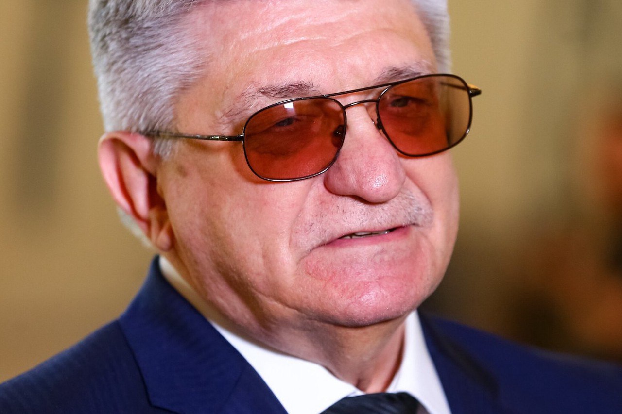 Льготы детей участников СВО лишают других бюджета в вузах заявил Сокуров Режиссер высказался так на заседании СПЧ с участием президента Владимира Путина По его словам молодые талантливые россияне рискуют лишиться права на высшее образование из за льгот детям участников СВО Понятное мне политически решение что дети военнослужащих участвующих в СВО получают преимущества при поступлении в вузы Но с точки зрения качества образования тут нужен какой то баланс потому что количество бюджетных мест сократилось заявил Александр Сокуров Он посетовал что во многих вузах уже заранее кончился лимит на бюджетные места а платить по 400 тысяч в год для многих российских семей непомерно В ответ на этот пассаж президент заметил что на Западе высшее образование стоит кратно дороже а дети участников СВО по своим интеллектуальным качествам не отличаются в худшую сторону Подпишитесь на Абзац TG VK Дзен MAX Rutube