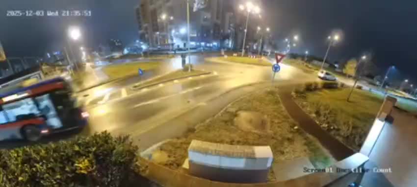 В Румынии водитель Mercedes потерял управление и перелетел через две машины