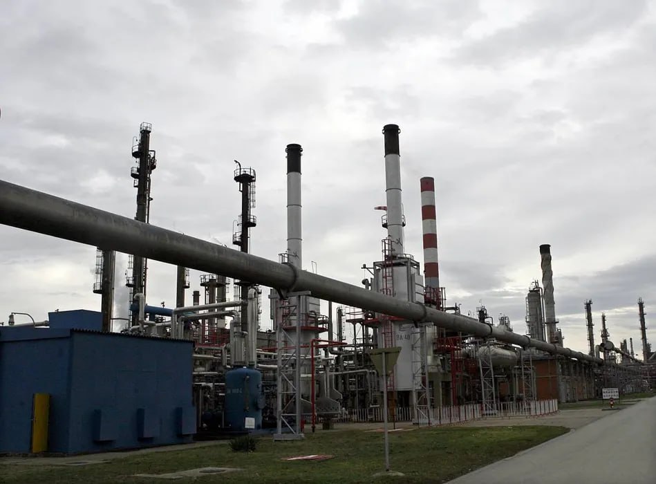 Сербия добилась от США послабления в санкциях против «Газпрома» Компания «Нефтяная индустрия Сербии» NIS , 56,14 процента акций которой принадлежат «Газпром нефти» и «Газпрому», добилась от Минфина США новой отсрочки в санкциях. Об этом со ссылкой на местные СМИ сообщает РИА Новости. Срок лицензии продлен до 29 июля. Это уже четвертое подряд продление, запрос на него NIS подала 20 июня, позднее его поддержали правительства Сербии и Венгрии. Предыдущую отсрочку сроком на два месяца компания получила 26 апреля. Минэнерго республики отмечало, что надеются на понимание Вашингтона в этом вопросе. NIS является одной из крупнейших вертикально интегрированных энергетических компаний в Юго-Восточной Европе. Она занимается разведкой и добычей углеводородов, владеет нефтеперерабатывающим заводом и сетью АЗС, действующих также в Боснии и Герцеговине, Болгарии и Румынии.
