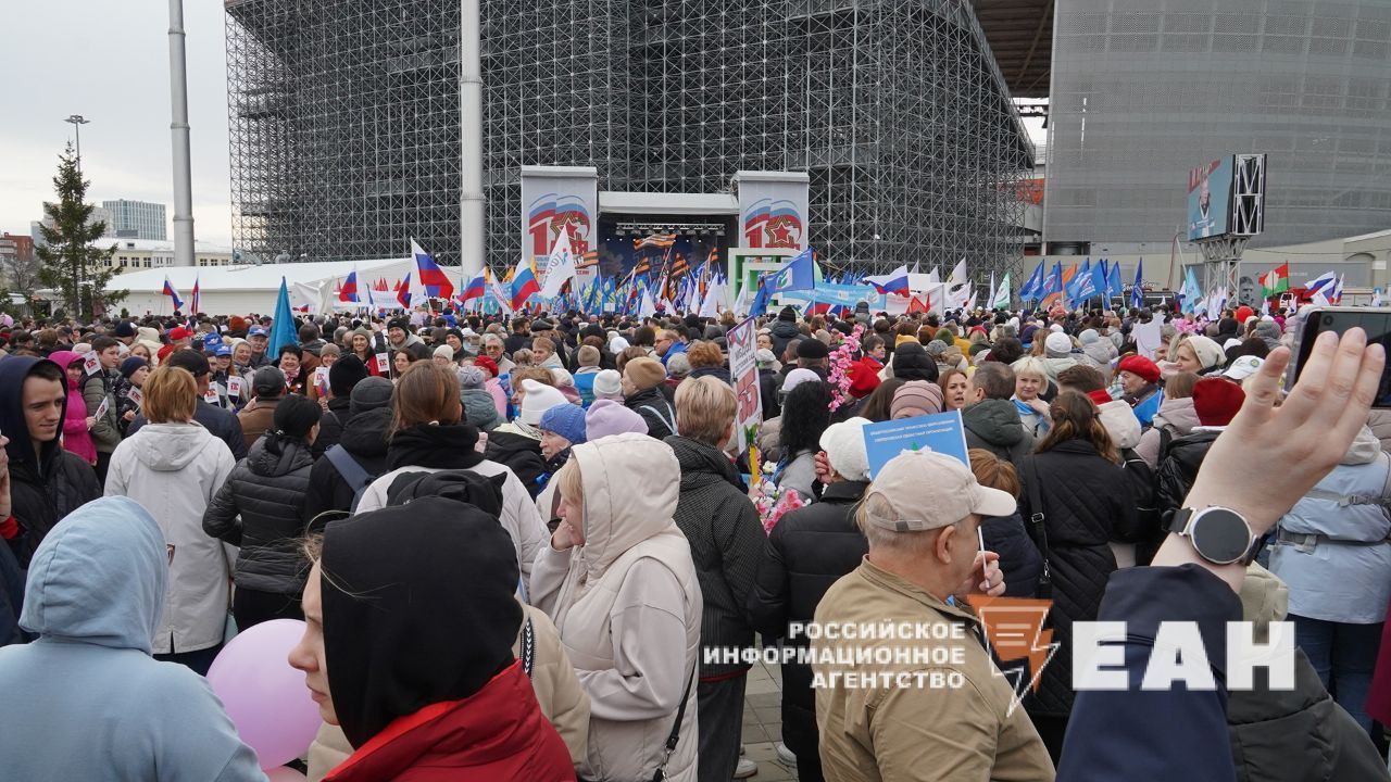 Первомай третий год подряд проходит на «Екатеринбург-Арене»  Как сообщает корреспондент ЕАН, перед трибуной собрались несколько тысяч человек.  Впервые в должности главы Свердловской области в праздничных мероприятиях участвует Денис Паслер.   В этом году акция проходит под девизом «Доблестный труд — гарантия Победы» и приурочена к 80-летию Победы в Великой Отечественной войне.