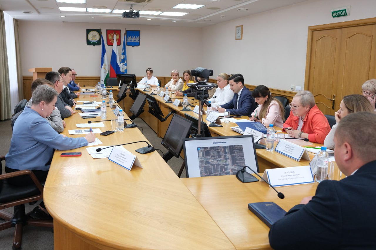 Реконструкцию павильона и строительство нового производственного цеха планируют в Стерлитамаке. На очередном предпринимательском часе в администрации города обсудили два инвестиционных проекта. Первый — реконструкция торгового павильона на улице Ибрагимова. Проект включает организацию парковки, благоустройство и озеленение прилегающей территории. Глава администрации Эмиль Шаймарданов поручил профильным службам оказать поддержку в проектировании парковочных мест. Второй — строительство производственного цеха площадью 2000 кв.м для выпуска деревянных строительных конструкций и столярных изделий. Администрация поможет предпринимателю в подборе земельного участка и оформлении необходимых документов. Подпишись на «Короче, Стерлитамак»