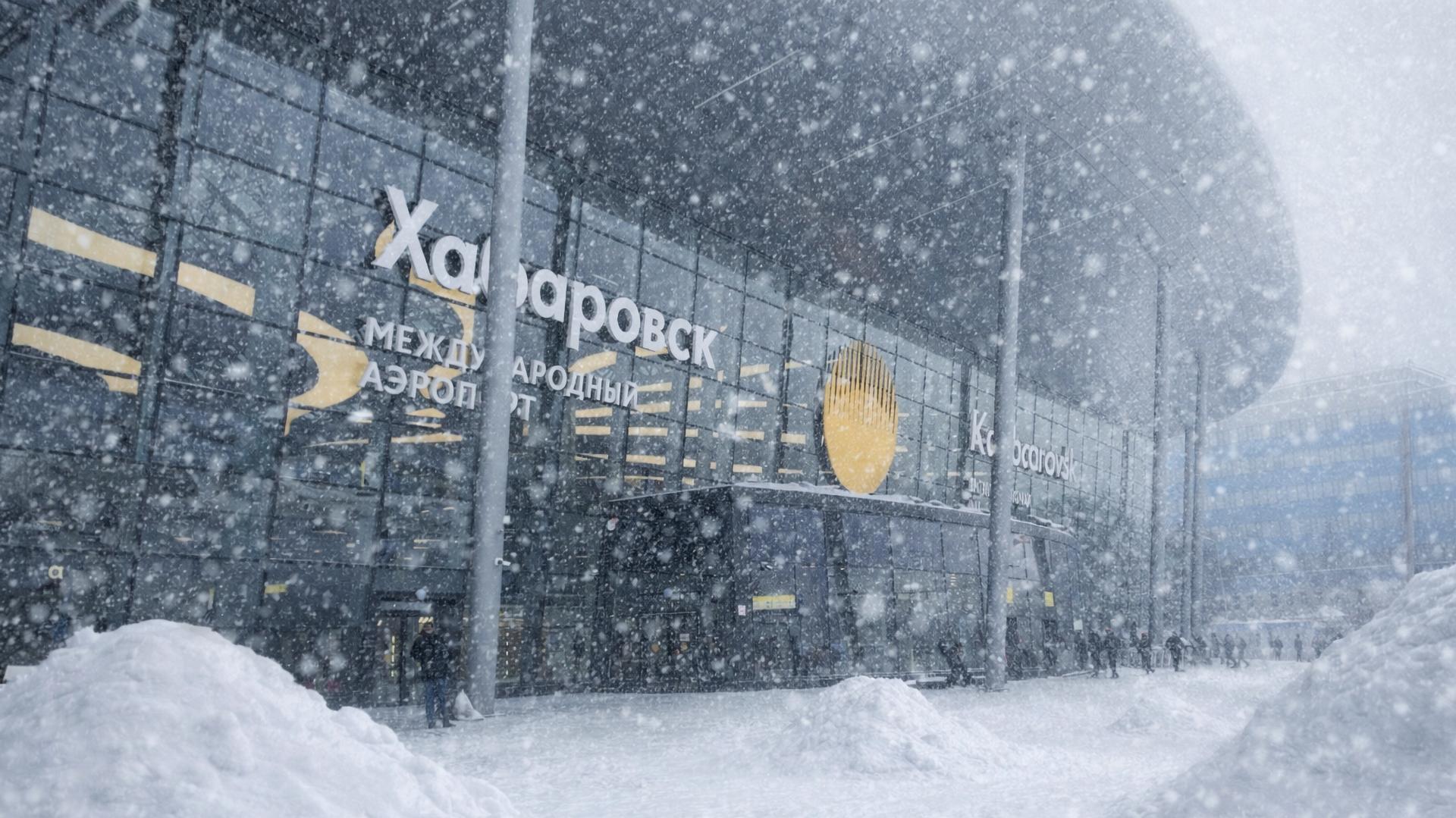 Из за метели закрыт аэропорт Хабаровска В связи с невозможностью очистки взлётно посадочной полосы временно закрыт аэропорт Хабаровска предварительно до 16 часов Трасса на Хабаровск напомним тоже закрыта Upd По уточнённой информации аэропорт Хабаровск закрыт для приёма и отправки воздушных судов предварительно до 12 00 Самолёты летевшие из Бангкока Пхукета Новосибирска и Екатеринбурга отправлены на запасной аэродром во Владивосток