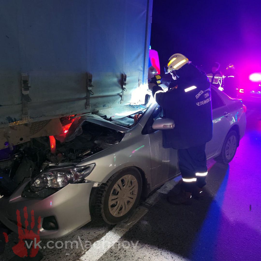 На трассе М-5 легковушка влетела под фуру.  В Toyota Corolla было 2 человека. Водителю потребовалась помощь спасателей.   Они достали автомобилиста из машины и передали медикам.   Пассажир не получил серьезных травм.