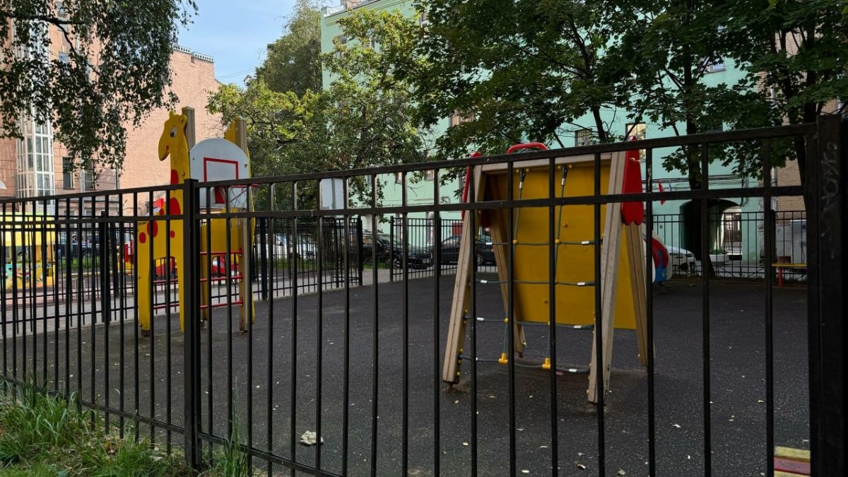 В Петербурге 18-летний мигрант надругался над 4-летним ребёнком на детской площадке! Сообщается, что всё это произошло позавчера вечером в Невском районе города. Педофила удалось найти и задержать, после чего было заведено уголовное дело. И вы только вдумайтесь. Россия приняла эту мигрантскую семью и, скорее всего, навыдавала ей кучу пособий на этого педофила да, у нас есть пособия и на больших детей , а также дала им бесплатное образование, медицину и прочее. И что же сделал этот выросший за наши деньги мигрант? Отблагодарил нас изнасилованием нашего ребёнка. И как верно уточняют коллеги, это далеко не единичный случай. В тот же день в Выборгском и Красносельском районах города были замечены ещё двое таких приезжих педофилов, которые мастурбировали глядя на малышей на детских площадках. НЕРВ. Подписаться.