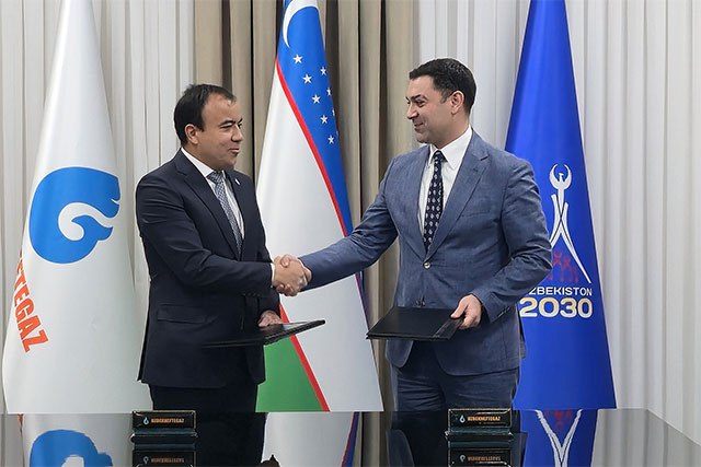 Азербайджанская SOCAR поделится с Узбекистаном искусственным интеллектом Государственная нефтяная компания Азербайджанской Республики ГНКАР SOCAR и Узбекнефтегаз планируют реализацию совместных проектов с применением искусственного интеллекта ИИ направленных в частности на увеличение производства дизельного топлива Соответствующий меморандум о взаимопонимании был подписан между компаниями сообщила пресс служба азербайджанской госкомпании В рамках документа стороны намерены сотрудничать в области цифровой трансформации и повышения эффективности производственных процессов Как отмечается в сообщении сотрудничество будет включать приобретение Узбекнефтегазом разработанных SOCAR решений в области ИИ обмен опытом и специалистами а также оказание консультационных услуг Среди конкретных направлений работы значатся разработка ИИ проектов по оптимизации параметров смешивания компонентов для наращивания выпуска дизельного топлива создание большой языковой модели LLM для поддержки операционных групп и внедрение решений Seismic AI и ENOM автоматизирующих анализ геологических и энергетических данных Кроме того азербайджанская сторона окажет консультационную поддержку в реализации проектов ODLAR и Daily Drilling которые направлены на создание единой архитектуры данных и полную цифровизацию сейсмической и буровой информации В ГНКАР подчеркнули что данное партнерство будет способствовать не только внедрению инноваций в энергетическом секторе но и дальнейшему укреплению экономического сотрудничества и технологического партнерства между Азербайджаном и Узбекистаном