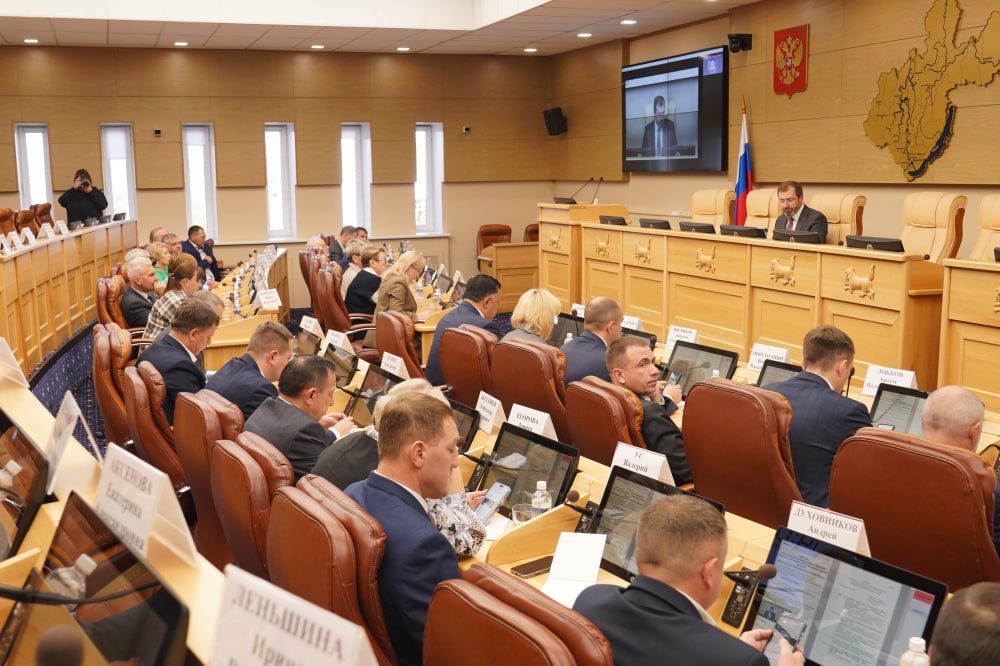 Состояние системы дополнительного образования детей обсудили в ЗС Приангарья Министр культуры Олеся Полунина отметила на Совете ЗС по взаимодействию с представительными органами муниципальных образований что сейчас наблюдается тенденция к уменьшению количества детей посещающих ДШИ Сокращается и преподавательский состав Всего в Приангарье действует 267 учреждений дополнительного образования Мэры муниципальных образований говорят что на местах главные проблемы две сокращение преподавательского состава и отток детей По итогам заседания Совета председатель Заксобрания Александр Ведерников подчеркнул что поддерживать это направление необходимо даже не смотря на отток детей Председатель комитета по социально культурному законодательству Дмитрий Мясников предложил создать соответствующую госпрограмму и увеличить набор студентов на программы высшего педагогического образования irktoday