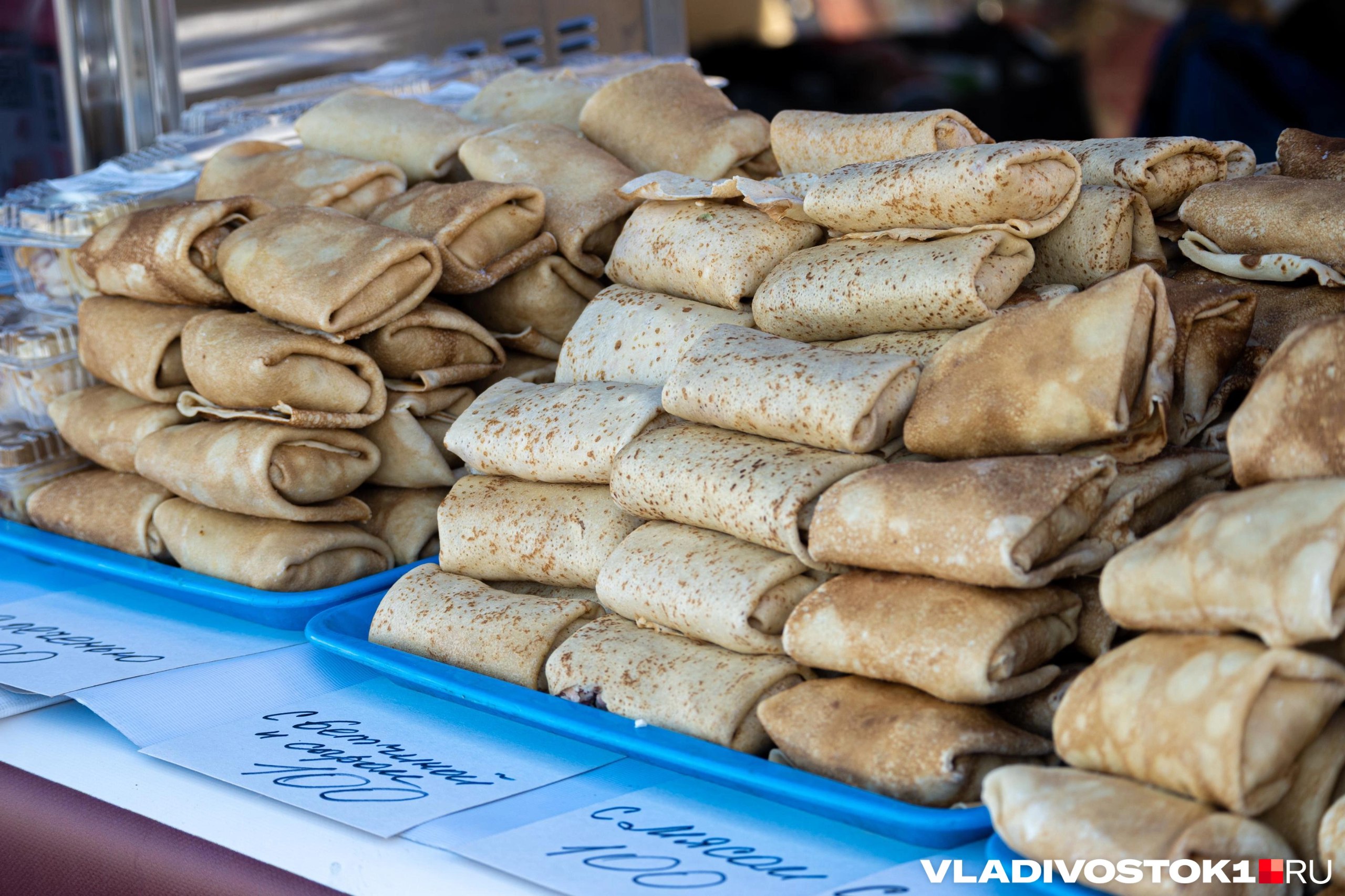 В воскресенье 22 февраля во Владивостоке пройдет Рыбацкая Масленица необычный праздник который объединит знакомую всем Масленицу и фестиваль корюшки сообщили в пресс службе администрации города Мероприятие пройдет рядом с Национальным центром Россия а гостям обещают обширную программу от мастер классов до выступлений музыкальных коллективов на сцене Также всех желающих накормят ароматной корюшкой наваристой ухой и горячими блинами с разными начинками а приготовят блюда лучшие шеф повара города Подробная программа на сайте  Подписаться в MAX