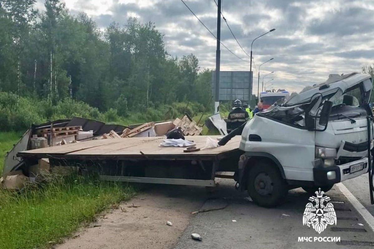 ДТП на трассе М-10 под Тверью Утром 21 июня на 167-м километре М-10 в Калининском округе водитель грузовика не справился с управлением. Машина опрокинулась и врезалась в столб. Как уточнили в ГУ МЧС по Тверской области, водитель не пострадал. Пилот Подписаться #ДТП
