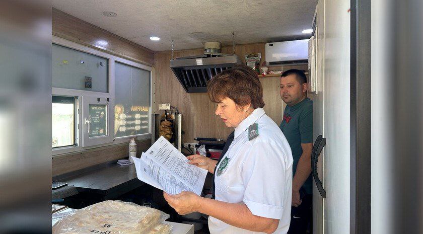 Сотрудники Россельхознадзора провели 173 проверки предприятий общественного питания в Запорожской области, выявлено 88 нарушений, сообщила пресс-служба Азово-Черноморского межрегионального управления Россельхознадзора. Нарушения зафиксированы в 73 точках: в кафе, шаурмичных и ресторанах в Мелитополе. Всего по итогам проверок выдано 88 предостережений. Также с начала года проведено 70 профилактических визитов и более 1600 консультаций с предпринимателями региона.