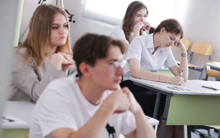 На переход к обязательному ЕГЭ по истории потребуется не менее двух лет Инициативу введения такого экзамена для абитуриентов гуманитарных направлений вузов уже поддержал президент Владимир Путин. - Это давно назревший вопрос, история - важнейший мировоззренческий предмет, - подчеркнул министр просвещения Сергей Кравцов. - Мы поддерживаем эту инициативу и уже обсуждаем варианты вместе с учителями и экспертами Минобрнауки. По словам министра, сейчас выпускники 2026 года уже готовятся к экзаменам, а для того, чтобы подготовить обязательный ЕГЭ по истории нужно время, не меньше двух учебных лет. - Сейчас обсуждаем с коллегами из Минобрнауки, с какого года утвердить новый экзамен, - сказал Кравцов. - Скорее всего, в ближайшие два учебных года ничего не изменится. Выпускники могут спокойно готовиться к экзаменам и по истории, и по обществознанию для поступления на гуманитарные направления вузов. Однако глава Минпросвещения напомнил, что с 1 сентября 2026 года обществознание в школах будут преподавать только с 9 по 11 классы. Но при этом уже сейчас увеличено количество часов истории.