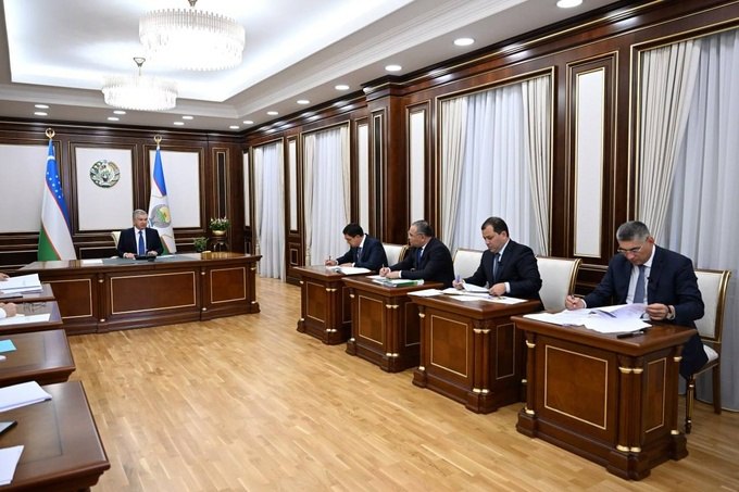 С 1 января 2026 года для фермеров и дехкан отменяется НДС при продаже собственной сельхозпродукции Льгота распространяется на реализованные фрукты овощи мясо молоко яйца и другую сельскохозяйственную продукцию но не касается хлопка и зерна Фермеры и дехкане смогут вернуть 400 млрд сумов через новую льготу Мера направлена на вывод аграрного сектора из тени Сейчас при продаже продовольственных товаров ставка НДС составляет 12 Предложения разработаны при участии Международного валютного фонда а также зарубежных и местных экспертов При этом сохранится практика возврата уплаченного НДС на семена удобрения топливо транспорт электроэнергию и другие производственные расходы В результате у фермеров и дехкан будет оставаться дополнительно около 300 млрд сумов в год www spot uz ru 2025 09 04 vat agriculture Telegram Instagram YouTube
