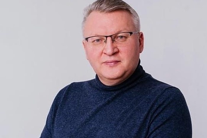 Свердловский депутат попросил досрочно лишить его полномочий Депутат свердловского заксобрания Сергей Никонов председатель комитета по экологии попросил лишить его полномочий Об этом заявила спикер парламента Людмила Бабушкина Предлагаю включить в проект повестки вопрос о досрочном прекращении депутатских полномочий Никонова Сергея Владимировича цитирует Бабушкину Ura Ru Никонов является депутатом Заксобрания с 2011 года По словам источника Ura Ru Никонову готовят переход в правительство области На переход намекнул губернатор Денис Паслер Сергей опытный специалист давно работает депутатом в исполнительных органах власти тоже работал Уверен такие специалисты нужны и востребованы В правительстве Свердловской области тоже отметил глава региона uralweb ru