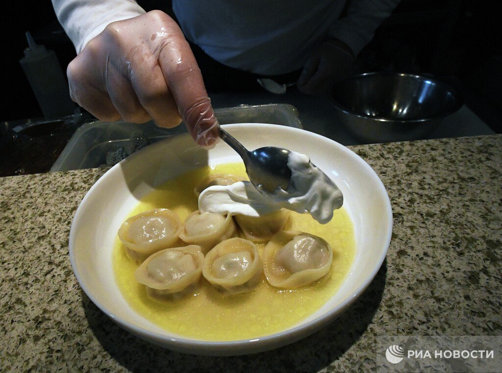 Пельмени могут быть опасны предупреждают врачи Основная опасность этих полуфабрикатов заключается в том что в составе фарша содержится слишком много насыщенного жира и соли Также в муке для пельменей нет пищевых волокон а они служат средством профилактики ряда заболеваний ЖКТ Подписаться на РИА Новости