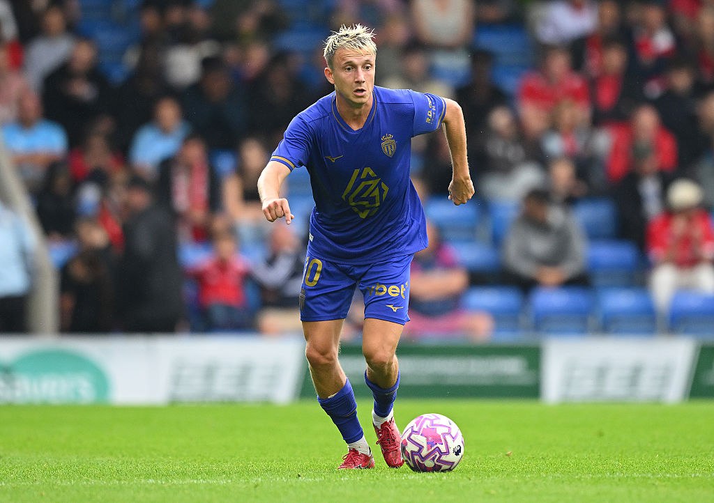 Голевая передача Головина помогла Монако обыграть ПСЖ Футболисты Монако обыграли Пари Сен Жермен со счетом 1 0 в домашнем матче 14 го тура чемпионата Франции Гол забил Такуми Минамино 69 я минута которому ассистировал полузащитник сборной России Александр Головин На счету Головина в нынешнем сезоне 11 матчей за Монако во всех турнирах два гола и один ассист На 80 й минуте красную карточку за фол последней надежды получил защитник Монако Тило Керер Российский голкипер ПСЖ Матвей Сафонов остался в запасе в нынешнем сезоне он не сыграл за парижский клуб еще ни одного матча ПСЖ проиграл в чемпионате Франции впервые с 22 сентября когда в пятом туре уступил Марселю 0 1 ПСЖ набрал 30 очков и продолжает лидировать в чемпионате Франции Монако с 23 очками расположился на шестой строчке Getty Images Подписаться на РБК Спорт