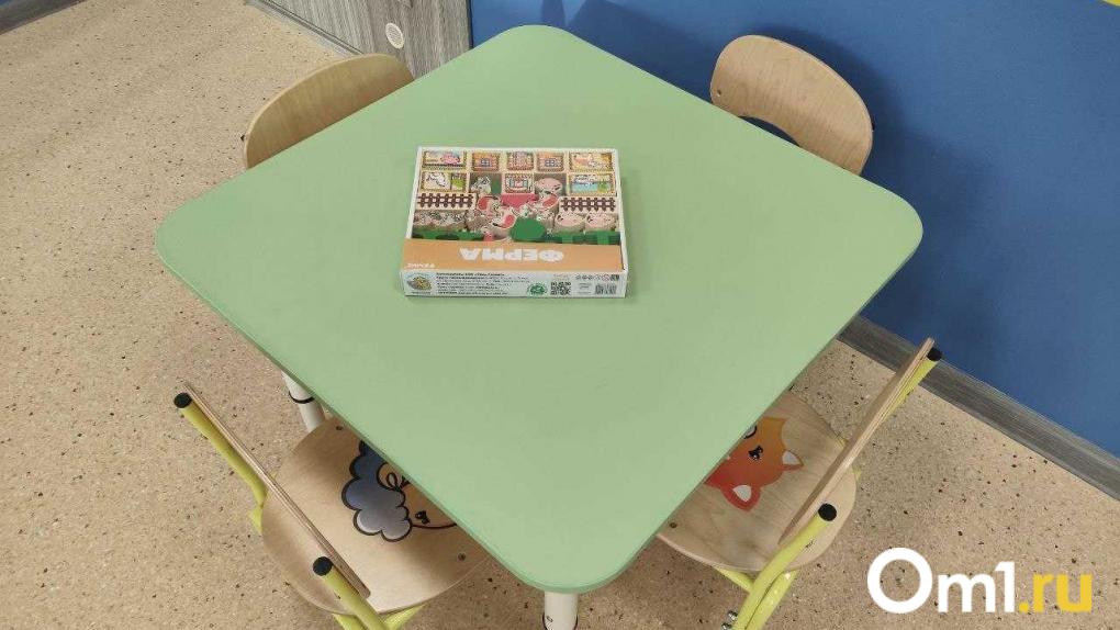 В Омске не хватает детсадовских поваров На данный момент в детских садах Омска открыты ставки воспитателей 132 вакансии младших воспитателей 21 вакансия и помощников воспитателей 19 вакансий Об этом порталу Om1 Омск рассказали в пресс службе департамента образования Кроме воспитателей муниципальные дошкольные учреждения ищут 18 поваров и 73 работника других специальностей Сильнее всего сотрудников не хватает в 87 329 и 394 детсадах а вот в 1 57 284 и ряде других с кадрами проблем нет все должности укомплектованы Om1 Омск в MAX подписывайтесь и читайте новости без ограничений