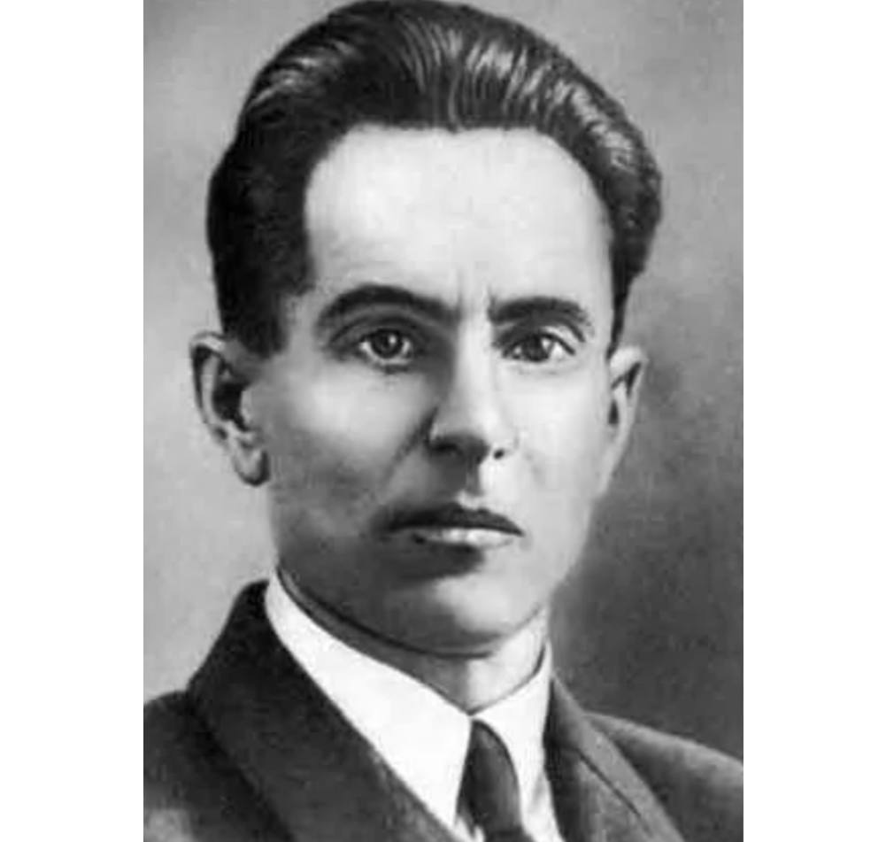 В память о классике Министерство культуры Кабардино Балкарии приглашает жителей республики принять участие в поэтическом флешмобе посвященном 125 летию со дня рождения классика кабардинской литературы Али Асхадовича Шогенцукова Для этого необходимо выбрать любое стихотворение писателя записать видео с его декламацией и опубликовать в социальных сетях с хештегом Видеоролики для публикации на страницах в социальных сетях Министерства культуры КБР можно присылать на адрес электронной почты press mk kbr ru либо на номер 8 996 917 22 01 Организаторы рады видеть каждого участника флешмоба 125летАлиШогенцукову ПоэзияАлиШогенцукова