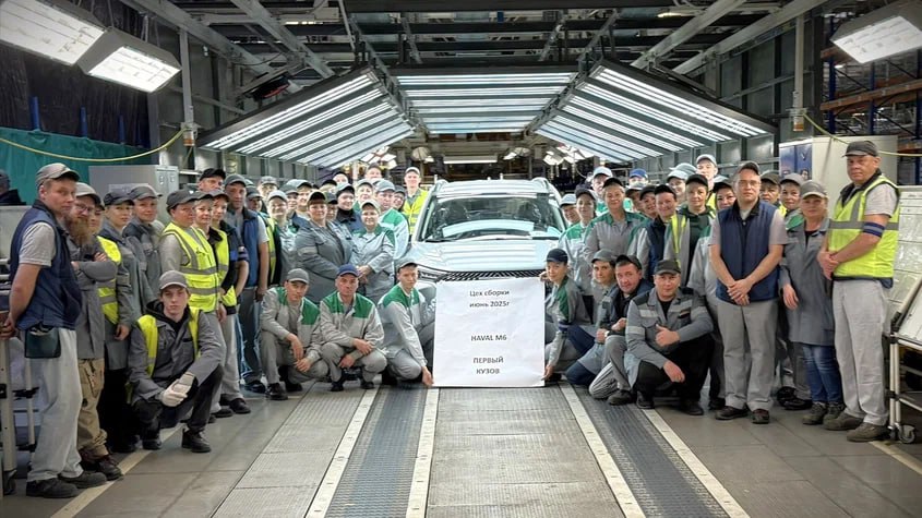 Сборку кроссоверов Haval M6 по полному циклу на заводе в Калуге запустят в конце июля Фирма «Автомобильные технологии», нынешний оператор завода ПСМА Рус в Калуге, объявила о сборке по полному циклу первого экземпляра кроссовера Haval M6. Это опытный прототип, который, вероятнее всего, не поступит в продажу. Кузов для этого M6 сварили и окрасили непосредственно на заводе, о чём «Автомобильные технологии» сообщали в конце июня. Для этого был модернизирован цех окраски. На первой машине отработали технологии производства кузова и полноценной сборки автомобиля. Сейчас завод перешёл к подготовке запуска массового выпуска кроссовера по полному циклу. Начнётся он в конце июля.