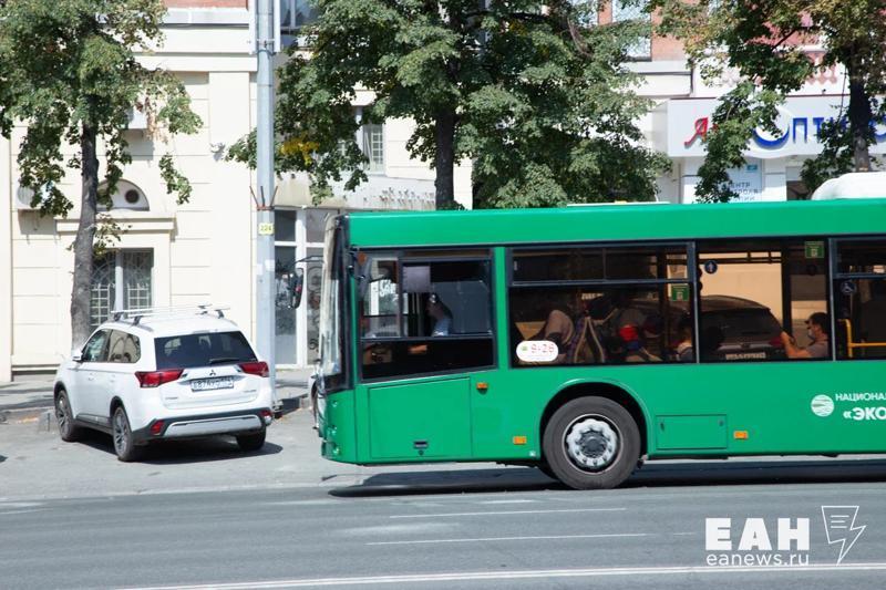 В Челябинске возбудили уголовное дело после получения ожогов пассажирами автобуса В результате ЧП пострадали два человека. По словам пассажиров, их окатило кипятком в автобусе № 51 из-за неисправности системы кондиционирования. Челябинцы также рассказали, что водитель автобуса не принял мер по оказанию помощи пострадавшим. Уголовное дело завели по статье об оказании услуг, не отвечающих безопасности жизни или здоровья граждан. «В настоящее время истребована документация, касающаяся организации перевозки пассажиров и обеспечения их безопасности в пути, в том числе технического состояния транспортного средства», — отметили в СК.