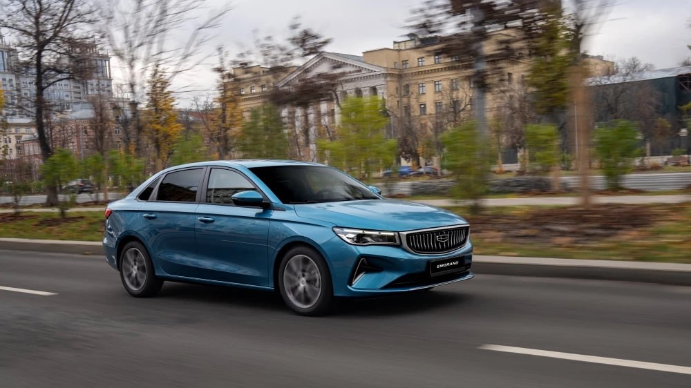 Седан Geely Emgrand IV генерации уходит с рынка России выяснили Китайские автомобили Информация о модели исчезла с официального сайта бренда На данный момент седан Geely Emgrand есть в наличии у некоторых дилеров Подробности можно узнать на официальном сайте Новые поставки текущего поколения модели в Россию не планируются прокомментировали представители Geely Motors Фактически заменой для Geely Emgrand IV стал вышедший на рынок России Belgee S50 Его диапазон цен без учёта скидок составляет 1 849 990 2 269 990 рублей geely chinamashina news