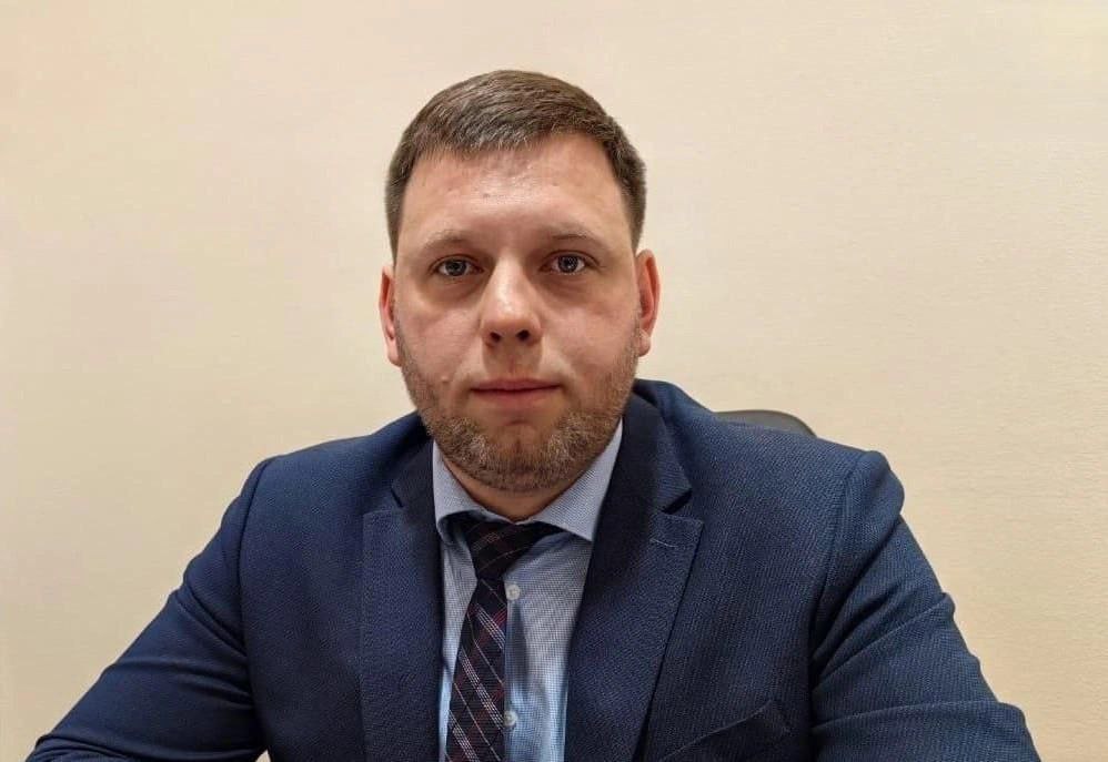СМИ сообщают о задержании первого заместителя мэра Красноярска Александра Мацака. Чиновника подозревают в махинациях, связанных с ремонтом дорог.