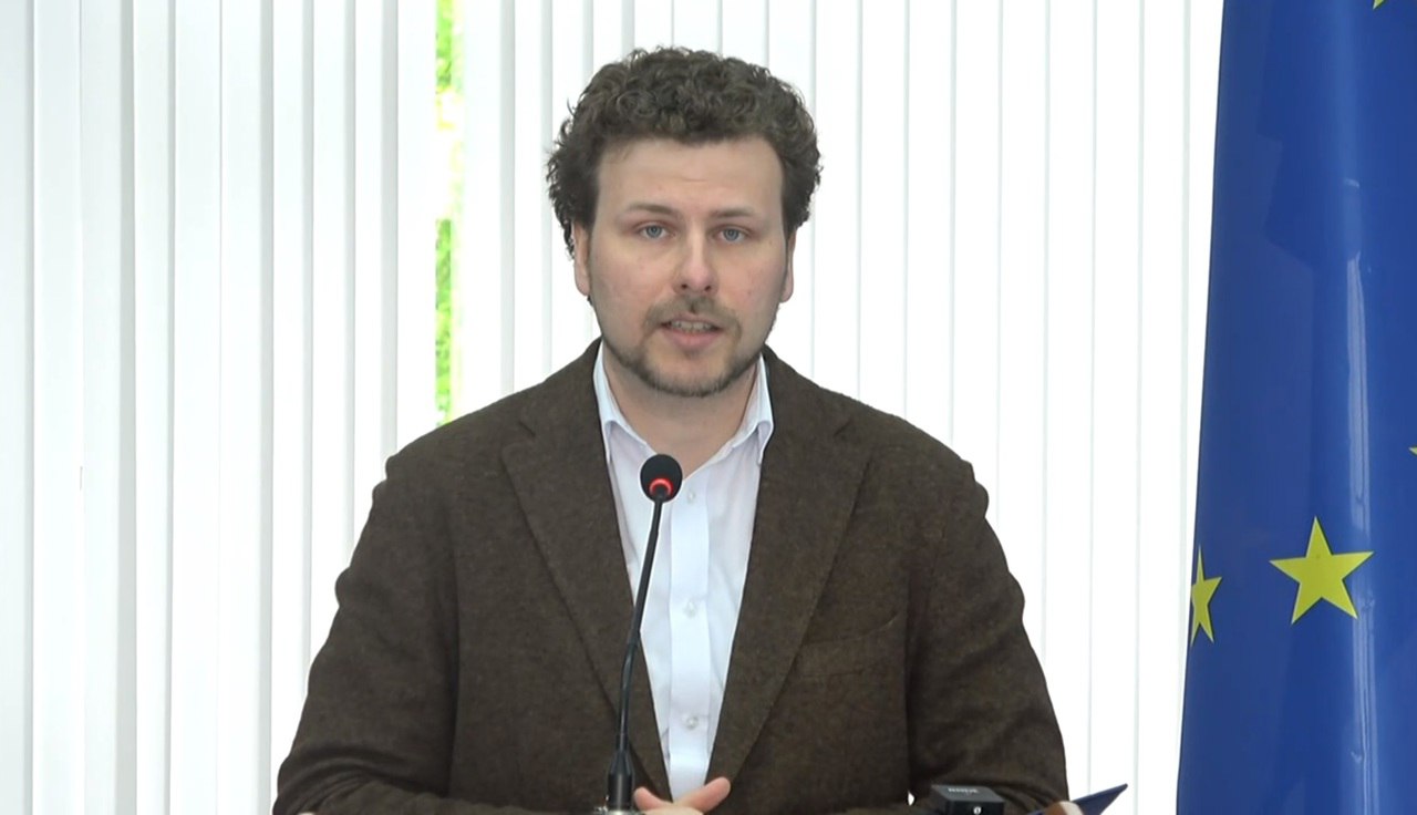 Перчун о запрете соцсетей для детей до 16 лет соцсети нужно регулировать так же как алкоголь или сигареты ℹ  Министр образования Дан Перчун сообщил что власти Республики Молдова запускают публичные дебаты о возможном запрете доступа детей младше 16 лет к социальным сетям Это вполне реалистично Всё больше исследований говорят о реальном вреде который наносят социальные сети Риски связанные с онлайн буллингом всё это последствия цифровых инструментов созданных для того чтобы максимально удерживать детей в сетях Эти механизмы крайне изощрённые Мы выбираем между обучением и запретами К концу 2026 года у нас будет решение Я считаю что соцсети нужно регулировать так же как алкоголь или сигареты Это глобальная тенденция заявил Перчун на одном из телеканалов Подпишись на primulinmd