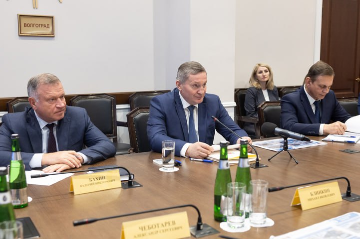 7 октября в администрации Волгоградской области прошло рабочее совещание под председательством Андрея Бочарова Глава региона вместе со своими заместителями а также властями Волгограда обсудили вопросы развития транспортной инфраструктуры областного центра и разработку экспертами Высшей школы экономики обновлённой дорожно транспортной модели миллионного города Новая версия концепции дорожно транспортного планирования должна увидеть свет к июню 2026 года Обновлённый документ учтёт ранее разработанную региональную транспортную концепцию а также предложить пути решения наболевших транспортных вопросов Мы в МАХ max ru v102ru Подписывайтесь
