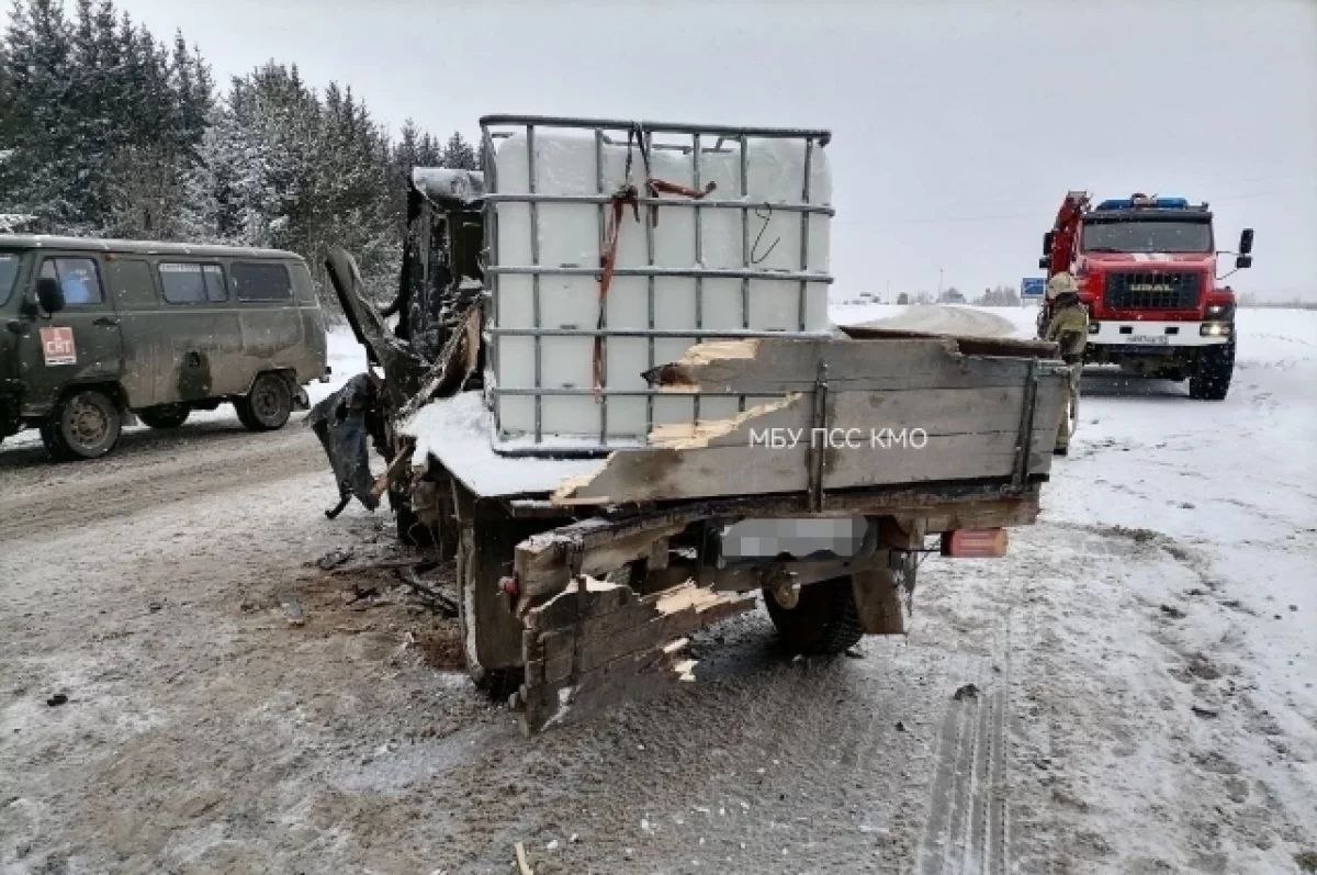 Водитель автомобиля УАЗ оказался зажат в кабине после жёсткого ДТП на трассе Пермь – Екатеринбург, – сообщает поисково-спасательная служба Кунгурского округа.  Сообщение об аварии было опубликовано в группе ведомства в соцсети «ВКонтакте». Как оказалось, авария на трассе Р-243 случилась утром 22 марта. Около 7:55 часов утра в поисково-спасательную службу округа поступил звонок от дежурного ЕДДС. Сообщалось, что на 86-м километре трассы столкнулись грузовик «Мерседес» и УАЗ. В диспетчерской службе уточняли, что есть пострадавшие.   На место происшествия выехали спасатели группы оперативного реагирования № 1. Как оказалось, водитель УАЗ оказался зажат в кабине. Спасатели стабилизировали автомобиль и извлекли пострадавшего. Им оказался мужчина 1989 года рождения. Его передали бригаде скорой медицинской помощи.  Источник    ЧП Пермь    Прислать новость