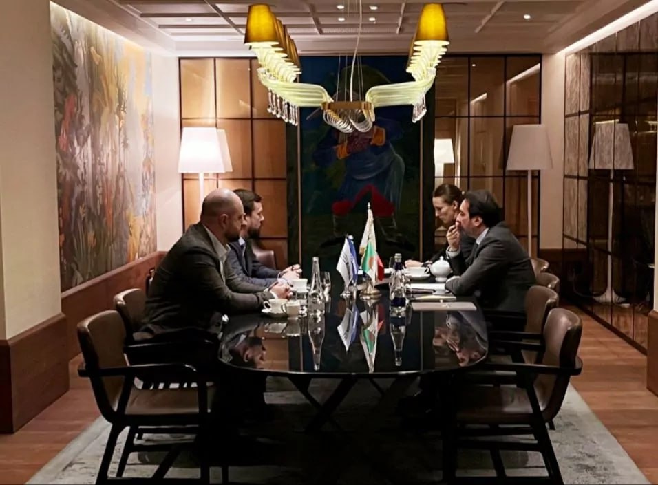 Делегация совета по экономическому возрождению Алжира посетила Москву по приглашению председателя Деловой России Алексея Репика В столицу прибыли президент совета глава косметической компании Laboratoires Venus Камель Мула президент компании Groupe Saida Самир Яиси и президент компании Groupe Meklati Абдаллах Мунир Меклати Делегаты прибыли на животноводческий комплекс Бортниково входящий в ГК Эконива члена корсовета Деловой России Штефана Дюрра Там обсуждались возможности создания ферм и совместного выпуска молочной продукции в Алжире Кроме того гости посетили логистический комплекс Коледино Член корсовета Деловой России и гендиректор РВБ Роберт Мирзоян продемонстрировал новейшие технологии складской инфраструктуры  По итогам этих встреч а также переговоров с другими делороссами стороны договорились реализовать совместные проекты в строительстве торговле туризме и производстве сельхозтехники