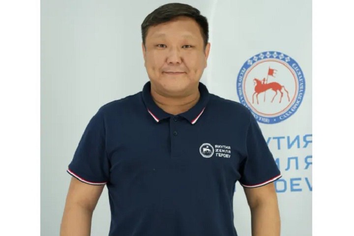 Александр Максимов назначен заместителем министра по делам молодежи Якутии Глава Якутии Айсен Николаев своим указом 10 июля 2025 года назначил Александра Максимова заместителем министра по делам молодежи и социальным коммуникациям Республики Саха Якутия . Александр Максимов имеет высшее образование, окончив финансово-экономический институт Якутского государственного университета имени М.К. Аммосова и Московский финансово-промышленный университет «Синергия». Он начал свою карьеру в 2005 году в Министерстве по молодежной политике Якутии, где активно работал над развитием молодежных инициатив региона. После этого Максимов занимал различные ключевые должности в государственных структурах, включая работу в сфере здравоохранения и защиты прав потребителей. Он также работал старшим референтом и помощником спикера Государственного Собрания Ил Тумэн Якутии, занимаясь важными законодательными инициативами. В 2024 году Максимов отправился добровольцем в зону специальной военной операции, где продемонстрировал мужество и отвагу, за что был награжден медалями. С ноября 2024 года он продолжил работу в качестве советника Председателя Государственного Собрания Якутии. Теперь, назначенный заместителем министра, Максимов будет развивать молодежную политику и укреплять социальные коммуникации в республике. Фото: Пресс-служба Главы Республики Саха Якутия и Правительства Республики Саха Якутия