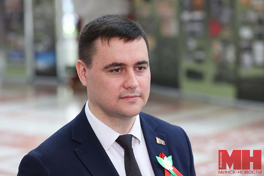 Министр образования прокомментировал запрет на мобильные телефоны в школах. Уже определяются соответствующие работники, которые будут отвечать за сохранность данных телефонов, рассказал Андрей Иванец: Но здесь мы можем быть спокойными, потому что практически все школы страны оснащены видеонаблюдением. Соответственно, данные ячейки будут установлены возле камер видеонаблюдения. «Минск-Новости» MINSKNEWS.BY Telegram Viber FB VK Inst TikTok YouTube