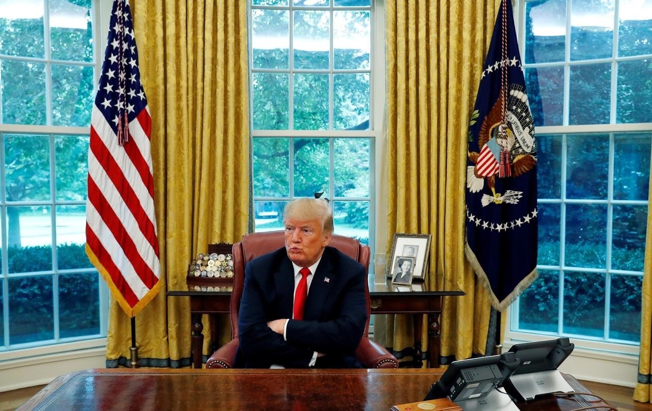 Президент Дональд Трамп заявил что встретится с директором по бюджету Белого дома Расселом Воутом чтобы обсудить возможное сокращение штата федеральных служащих Это усилит давление на демократов с целью положить конец приостановке работы правительства которая длится уже второй день jkinvest news jkinvest