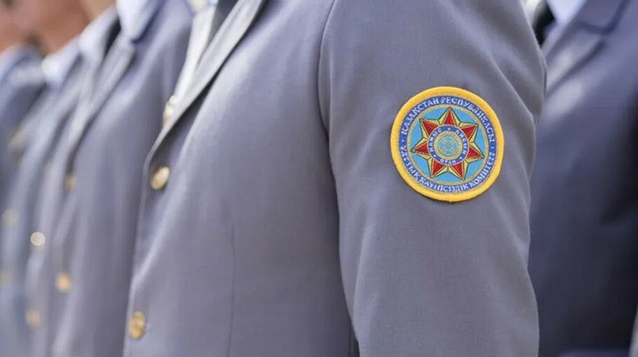 Президент передал КНБ полномочия по контролю за киберзащитой стратегических объектов Глава государства подписал указ о передаче КНБ функций контроля за информационной безопасностью критически значимых объектов передает ArbatMedia Теперь Комитет национальной безопасности будет отвечать за государственный надзор в сфере защиты ключевых элементов инфокоммуникационной инфраструктуры До этого времени эти задачи находились в ведении Министерства цифрового развития инноваций и аэрокосмической промышленности Согласно указу все соответствующие полномочия переходят от министерства к КНБ Правительству поручено совместно с комитетом подготовить изменения в действующее законодательство и обеспечить их реализацию Также КНБ должен представить проект нового указа в котором будет уточнено положение о самом комитете За соблюдением всех положений документа будет следить Администрация президента Прислать новость