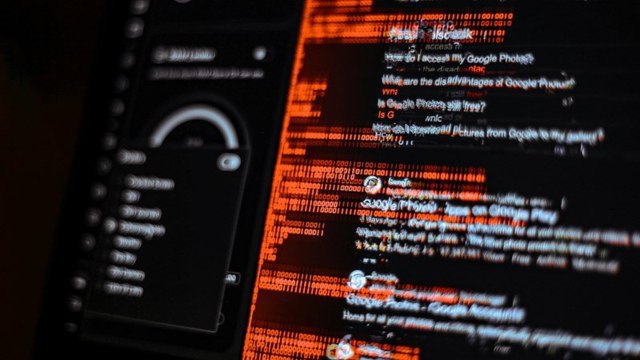 «Лаборатория Касперского» обнаружила хакеров, которые орудуют только по ночам «Лаборатория Касперского» обнаружила вредоносную кампанию, в рамках которой члены группировки Librarian Ghouls в ночное время атаковали сотни корпоративных пользователей из России. Злоумышленники начали атаки в декабре прошлого года и преимущественно проводят их в период с 01:00 до 05:00 по времени местоположения жертвы. В сообщении сказано, что чаще всего в качестве жертв хакеры выбирали сотрудников производственных предприятий и технических вузов. Ранее эта же группировка занималась продвижением сложных атак на цели в России и странах СНГ. В рамках новой вредоносной кампании хакеры стремятся заполучить удалённый доступ к атакуемым компьютерам, на которые, в случае успеха, устанавливается майнер для скрытой добычи криптовалюты. Также отмечается, что у хакеров есть фишинговые сайты, выдающие себя за «известный российский почтовый сервис».