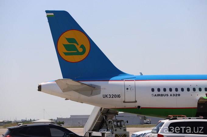 Uzbekistan Airways изменила маршруты рейсов в Европу после отчёта Европейского агентства безопасности полётов  EASA . Теперь самолёты компании облетают Россию через Азербайджан и Турцию. Время в полёте удлинилось на 30−40 минут, но тарифы компания не повышала, сообщил её председатель.